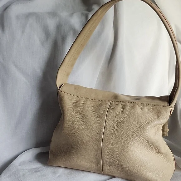 Robert Pietri Excellent Condition Elegant Tan Leather HOBO Shoulder Bag, $125 - Picture 6 of 14